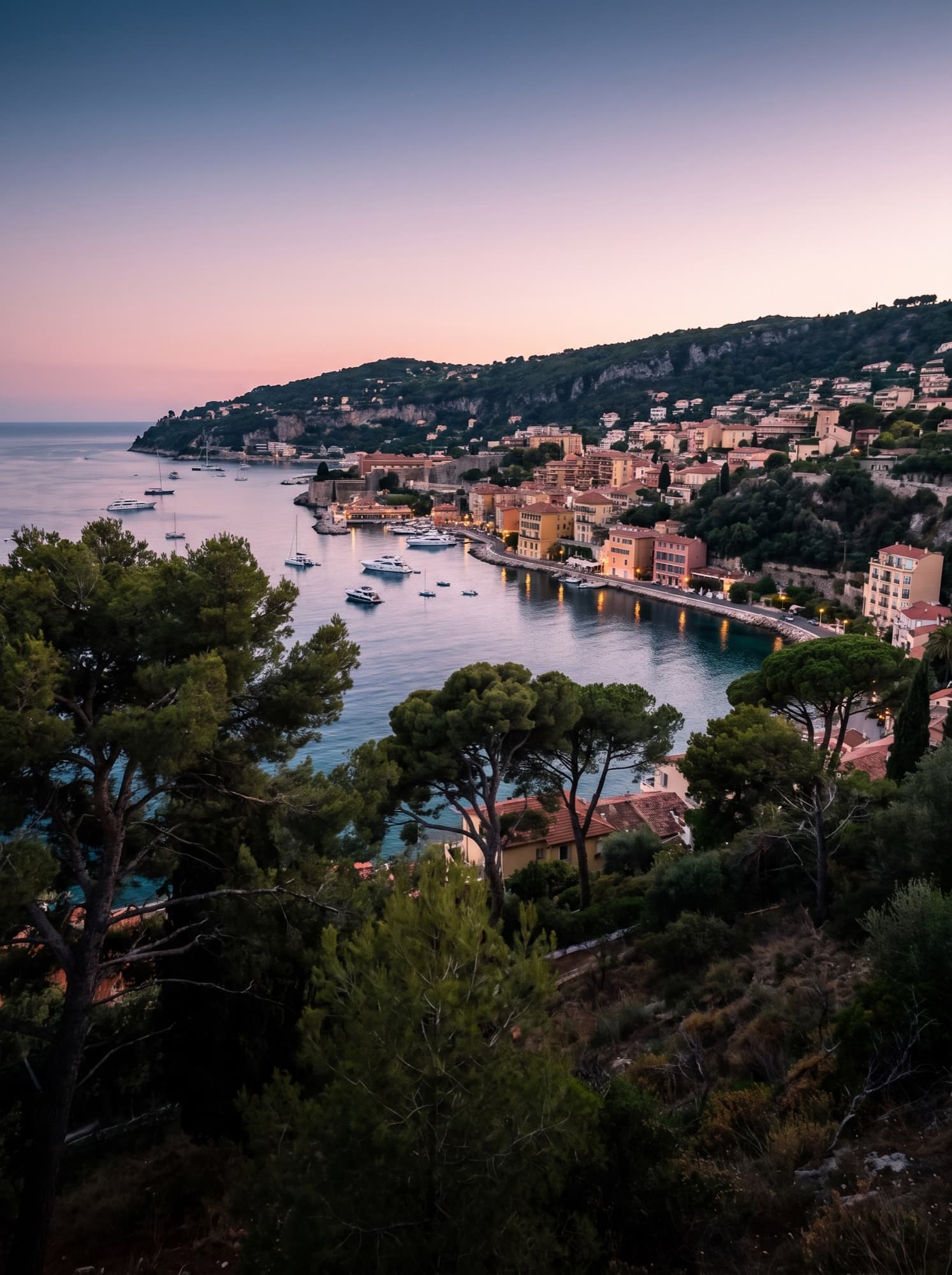 La baie de Villefranche-sur-Mer au crépuscule, vue depuis la corniche