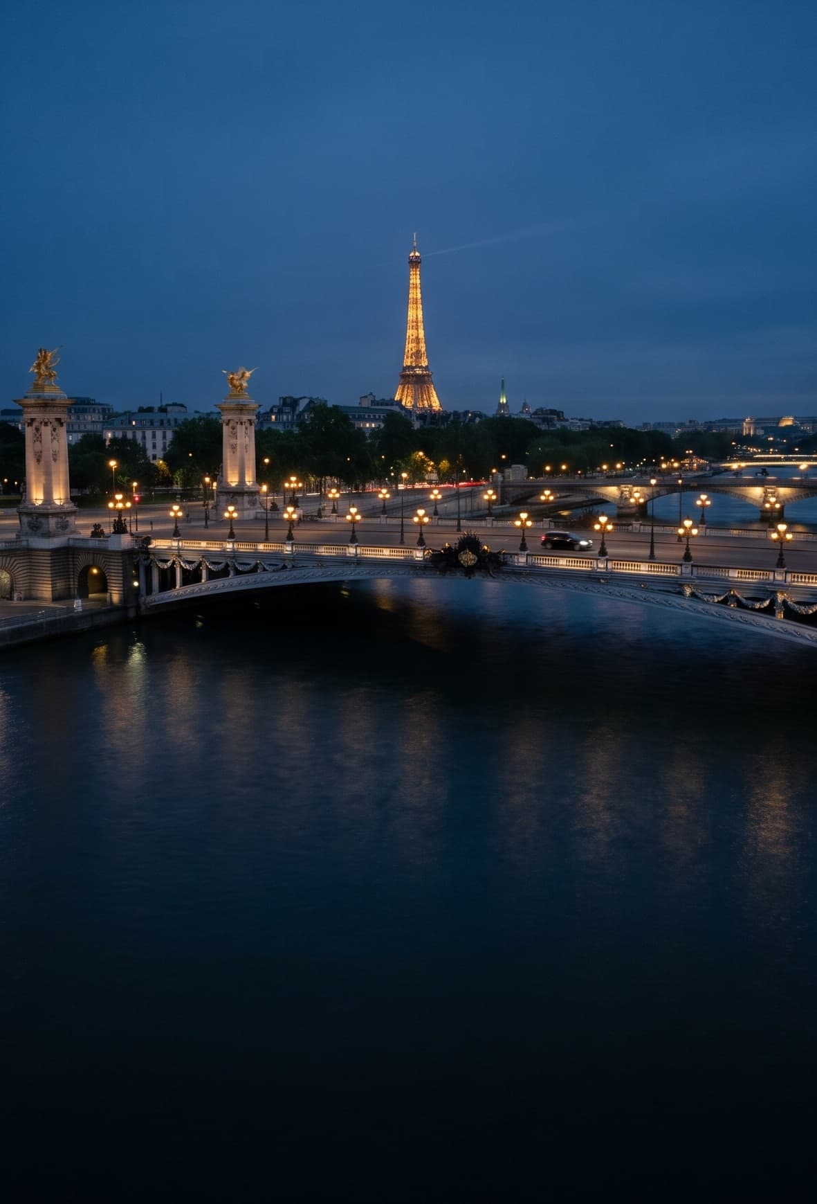 Le pont Alexandre-III et la tour Eiffel au-dessus de la Seine, à l'heure bleue